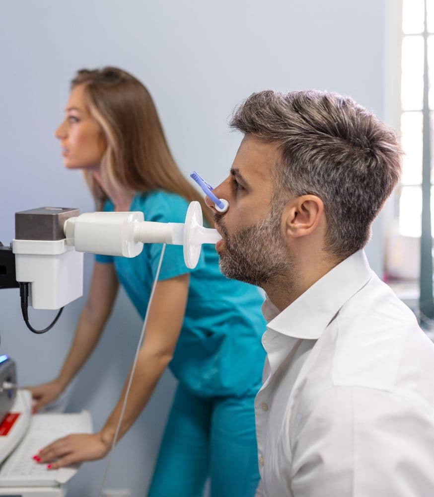 Un homme fait une exploration fonctionnelle respiratoire