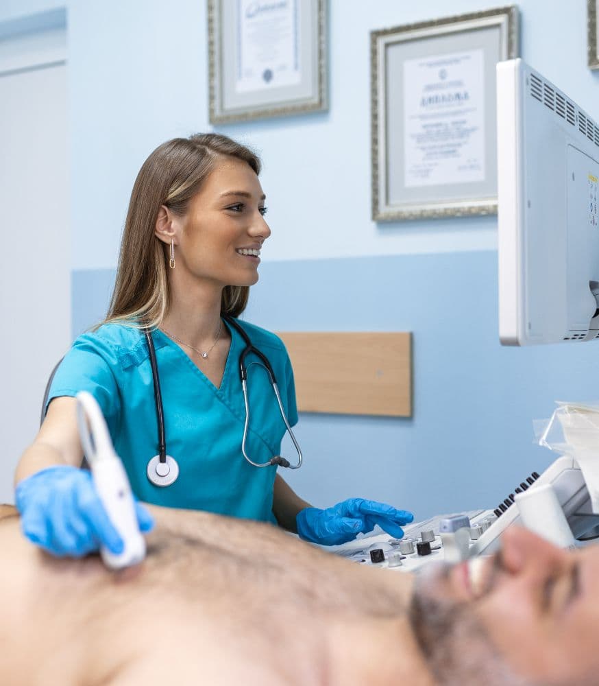 Un medecin qui fait un echocardiogramme à un homme