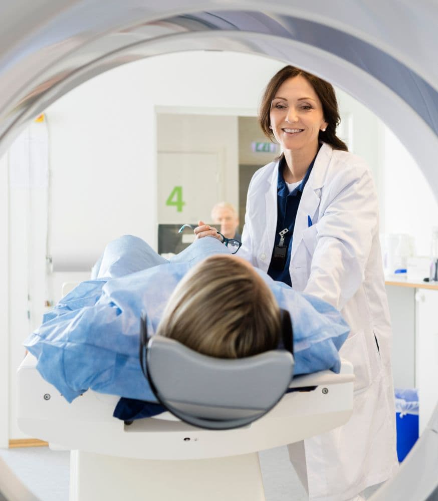 Une personne entre dans un scanner de radiologie