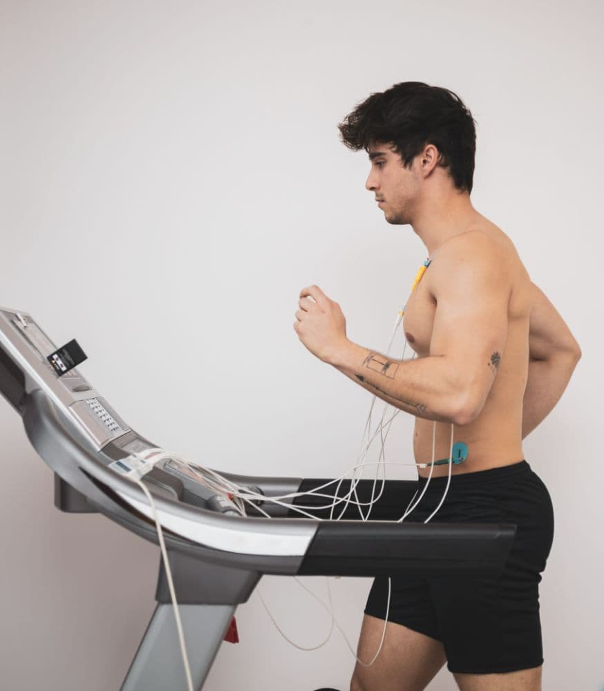 Un homme fait un test d'effort sur un tapis de marche