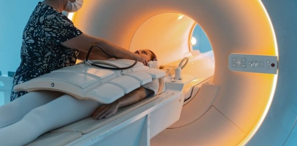Un patient qui entre dans un scanner Newton