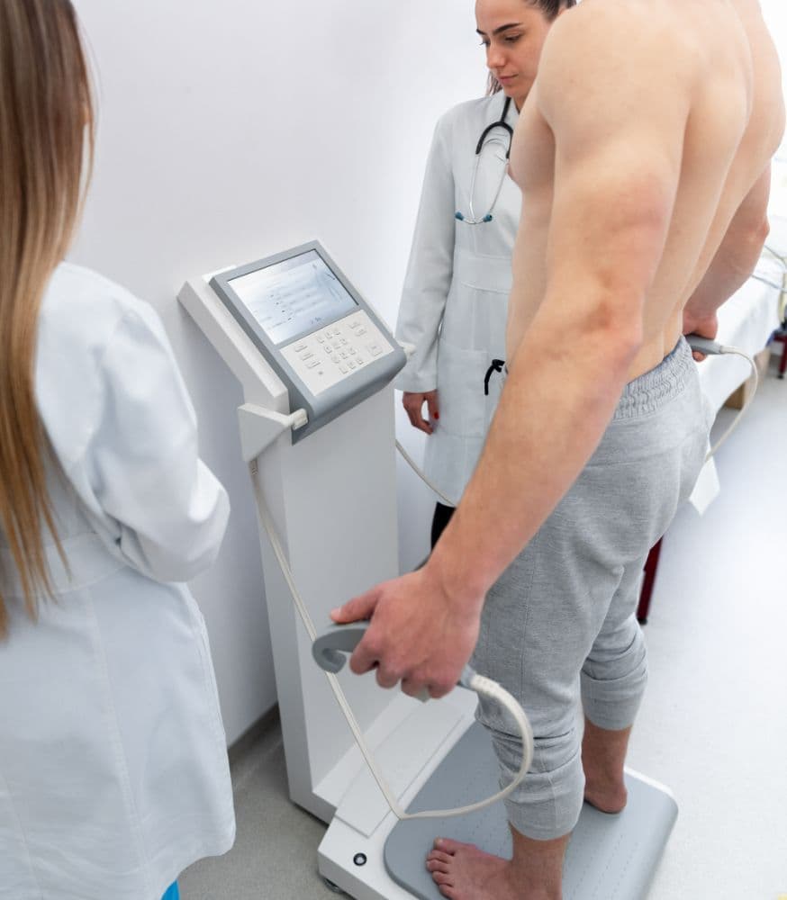 Un homme fait un test d'effort sur un tapis de marche