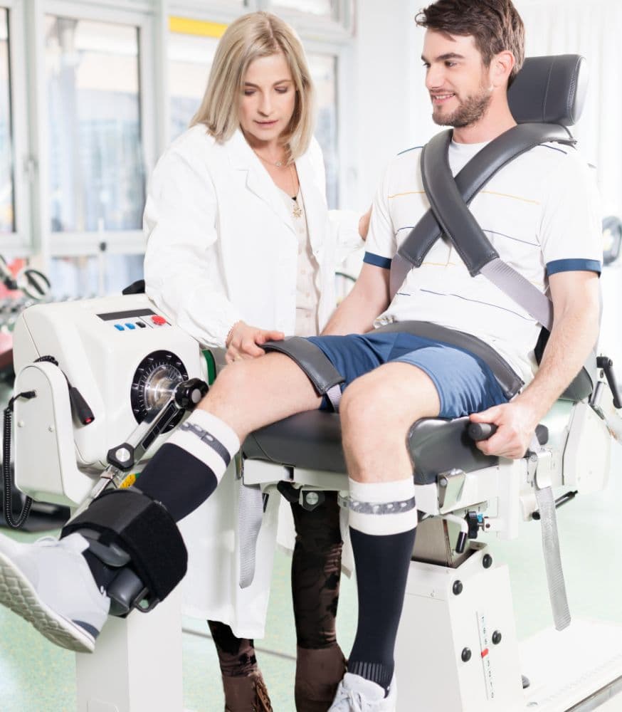 Un médecin qui fait un électromyogramme à un patient