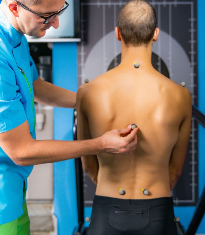 Un médecin qui fait un électromyogramme à un patient