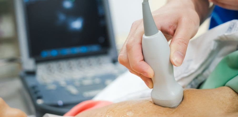 Un homme sur un radiographe
