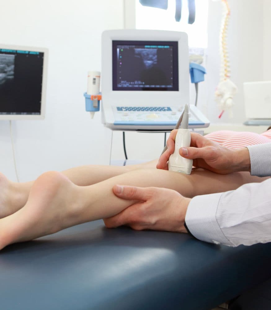 Une personne marche sur un tapis d'analyse plantaire