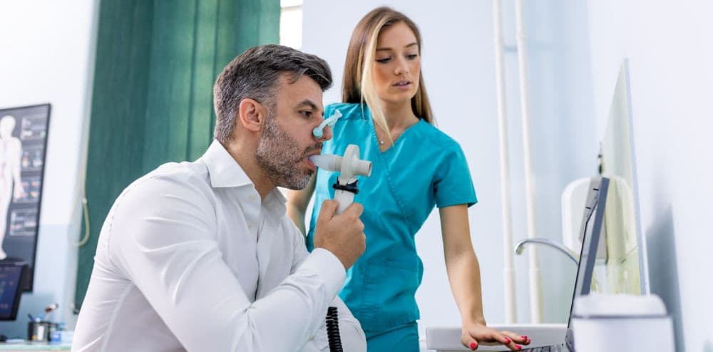 Un homme sur un radiographe