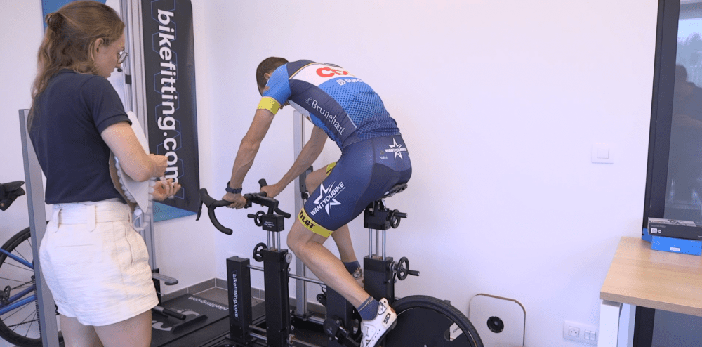 Un homme qui fait un test d'effort sur un vélo Cyclus avec un masque VO2