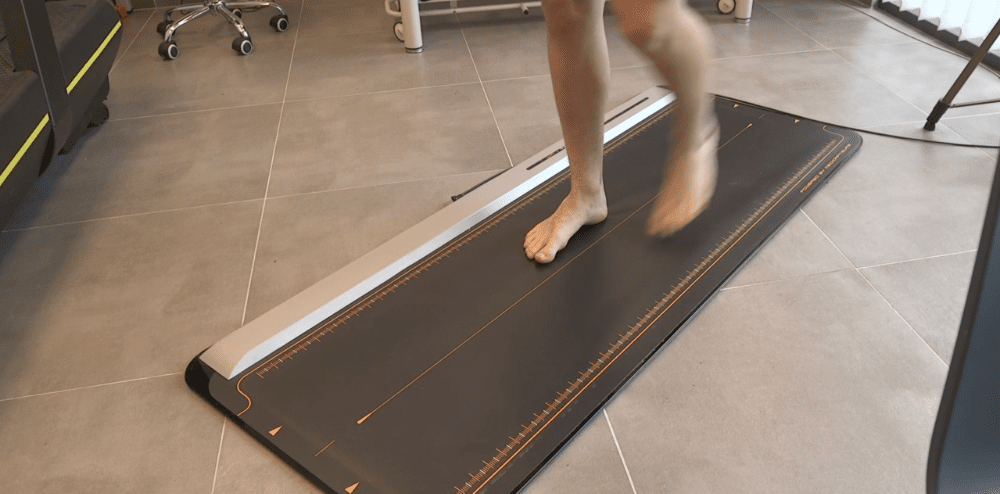 Un homme sur un radiographe