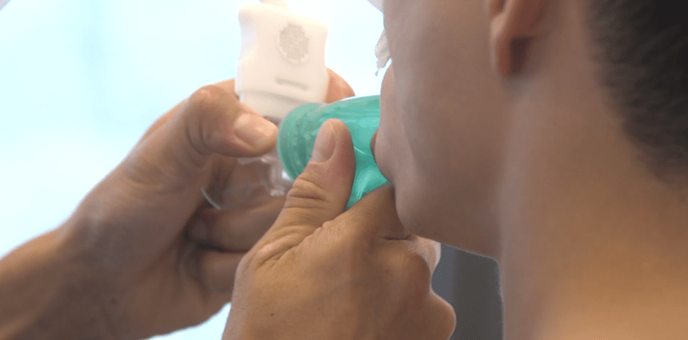 Un homme qui fait un test d'effort sur un vélo Cyclus avec un masque VO2