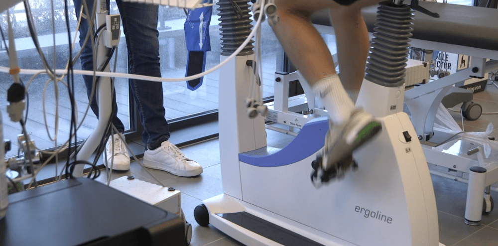 Un homme qui court sur un tapis de course avec un masque VO2