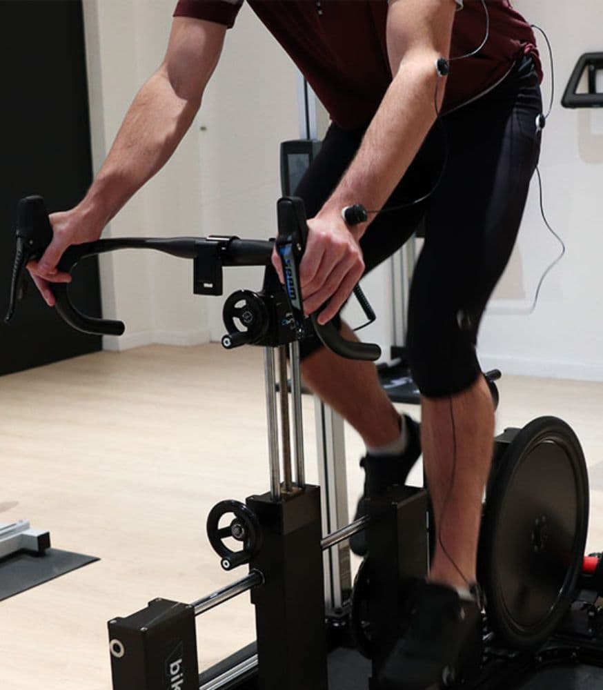 Un médecin qui fait un électromyogramme à un patient